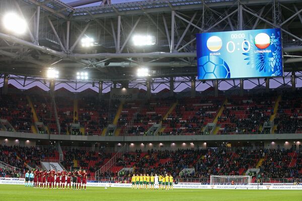 Футболисты сборной России (слева на первом плане) и сборной Литвы перед началом товарищеского матча Россия - Литва