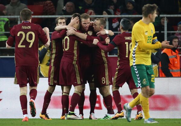 Игроки сборной России по футболу радуются забитому голу
