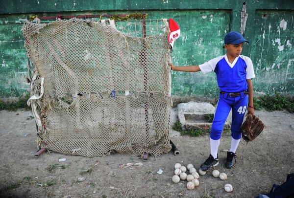 Ребенок на Кубе во время бейсбольного матча