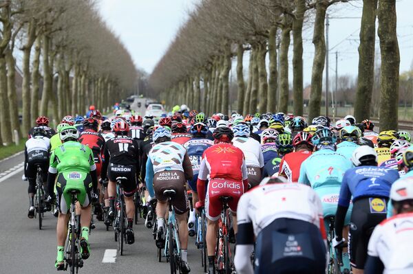 Велогонщики во время однодневной гонки Гент - Вевельгем