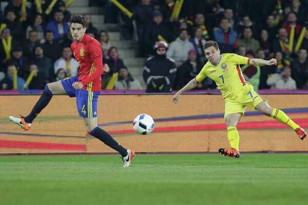 Игровой момент товарищеского матча между сборными Румынии и Испании