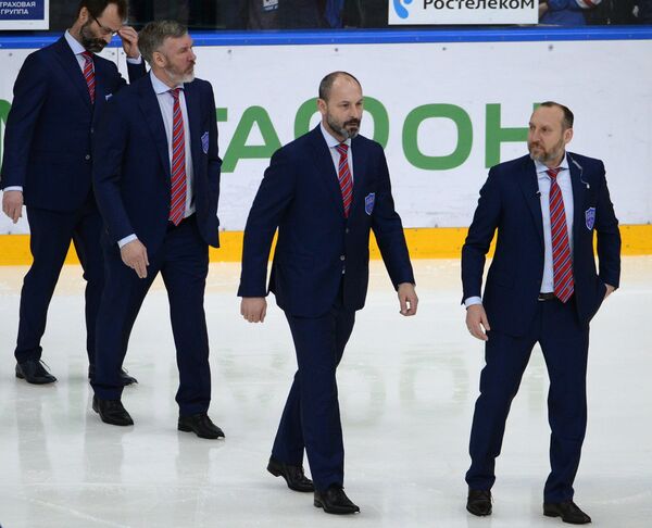 Главный тренер СКА Сергей Зубов (второй справа)
