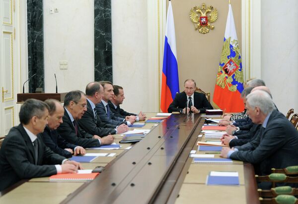 Президент России Владимир Путин (в центре) проводит совещание с постоянными членами Совета безопасности РФ