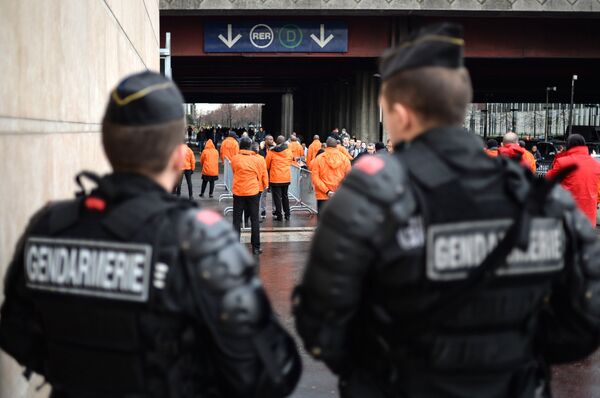 Сотрудники полиции перед началом товарищеского матча между сборными Франции и России