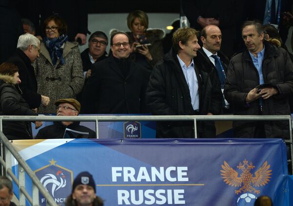 Президент Франции Франсуа Олланд (в центре) на стадионе Стад де Франс в Париже