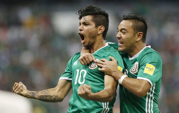 Футболисты сборной Мексики Хесус Мануэль Корона (слева) и Марко Фабиан