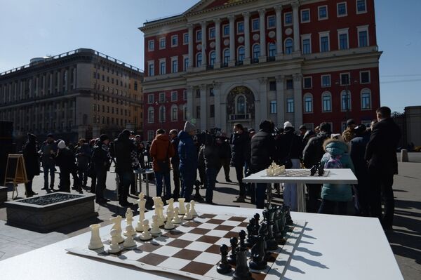 Горожане на интерактивной шахматной площадке на Тверской площади в Москве