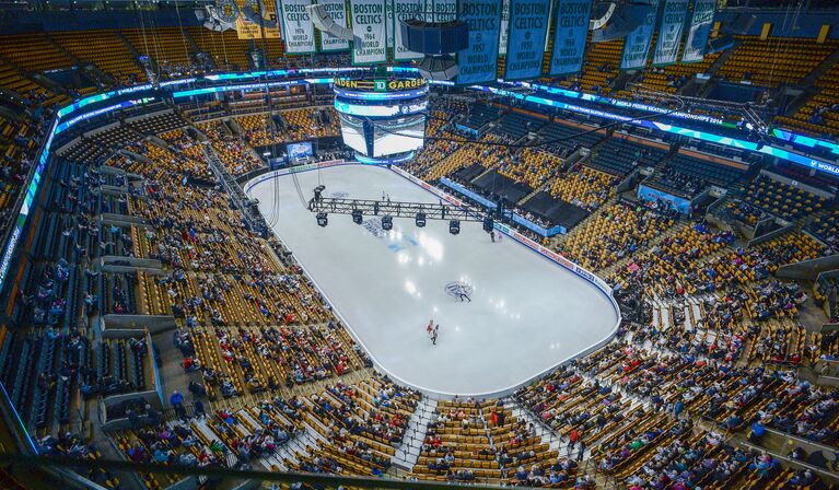 Фигуристы во время раскатки на спортивной арене TD Garden в Бостоне