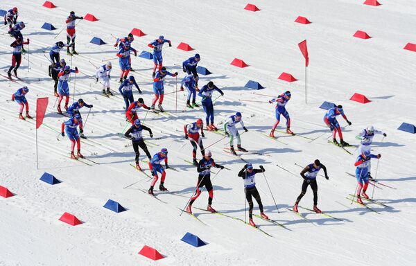 Спортсмены в мужской гонке на 50 км с масс-старта на чемпионате России по лыжным гонкам