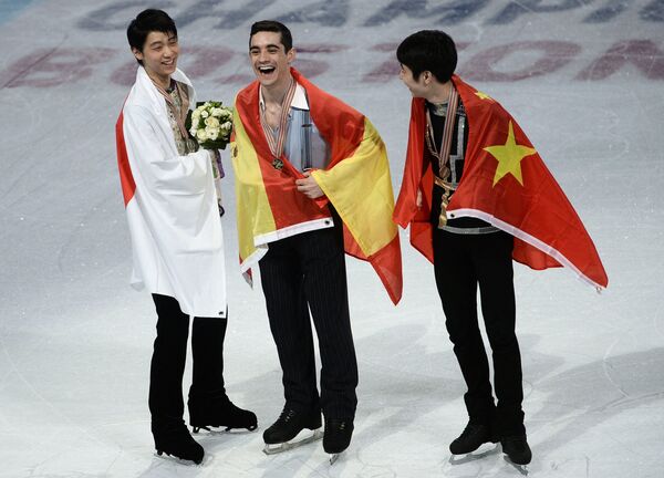 Юдзуру Ханю (Япония), Хавьер Фернандес (Испания) и Цзинь Боян (КНР) (слева направо)