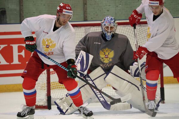Вратарь сборной России по хоккею Александр Еременко (в центре) во время тренировки