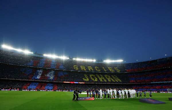 Предматчевый перформанс перед игрой чемпионата Испании Барселона - Реал посвящённый памяти Йохана Кройфа