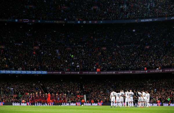Минута молчания памяти Йохана Кройфа перед матчем Барселона - Реал