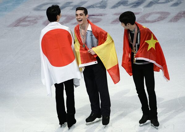Юдзуру Ханю (Япония) - серебряная медаль, Хавьер Фернандес (Испания) - золотая медаль, Цзинь Боян (КНР) - бронзовая медаль (слева направо)