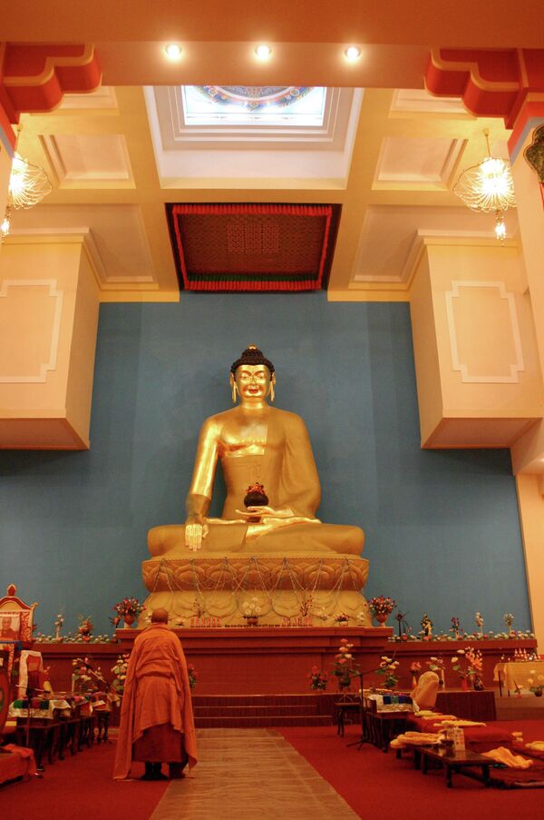 Скульптура Будды в новом хуруле в Элисте