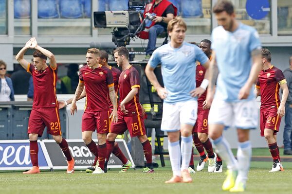 Футболисты Ромы празднуют забитый гол в матче с Лацио