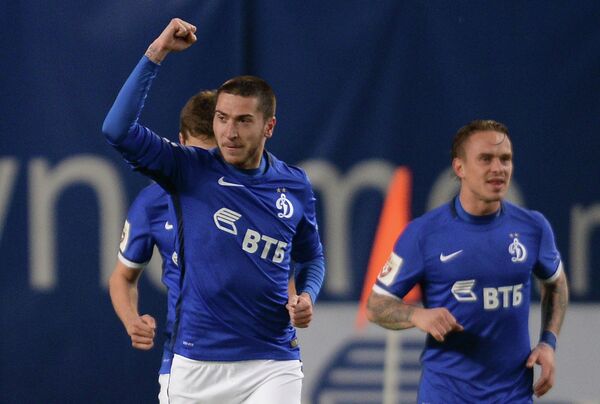 Футболисты Динамо Алексей Ионов (слева) и Андрей Ещенко радуются забитому мячу