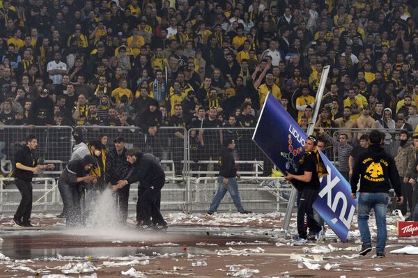 Беспорядки по время матча греческой футбольной суперлиги между АЕКом и Атромитосом