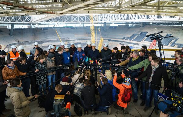 Представители FIFA и оргкомитета Россия-2018 отвечают на вопросы журналистов во время посещения стадиона Зенит-Арена