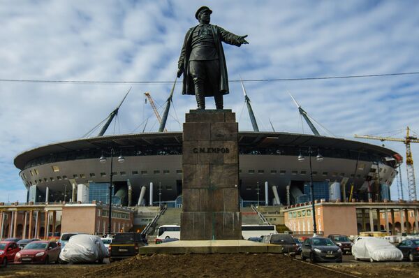 Памятник С.М. Кирову на фоне строящейся Зенит-Арены