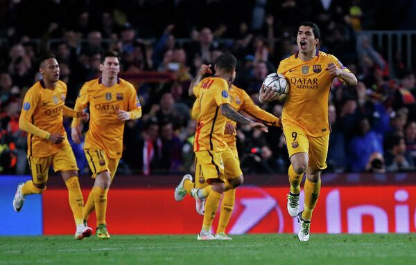 Футболисты Барселоны радуются забитому мячу Луиса Суареса (крайний справа)