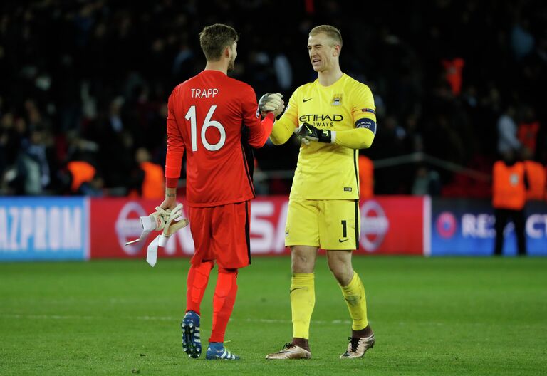 Голкипер Пари Сен-Жермен Кевин Трапп и голкипер Манчестер Сити Джо Харт (слева направо)