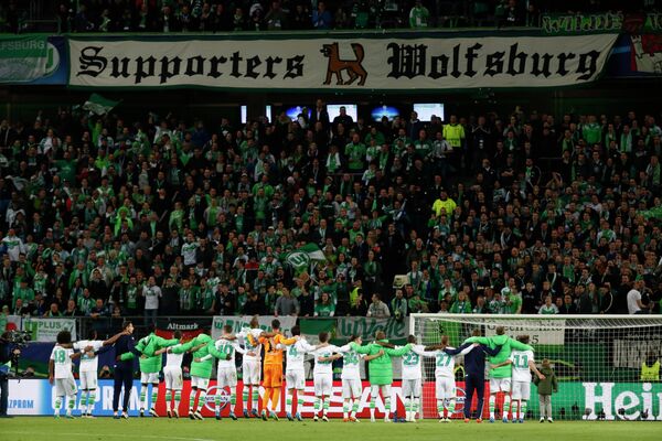 Футболисты Вольфсбурга благодарят болельщиков после победы над Реалом