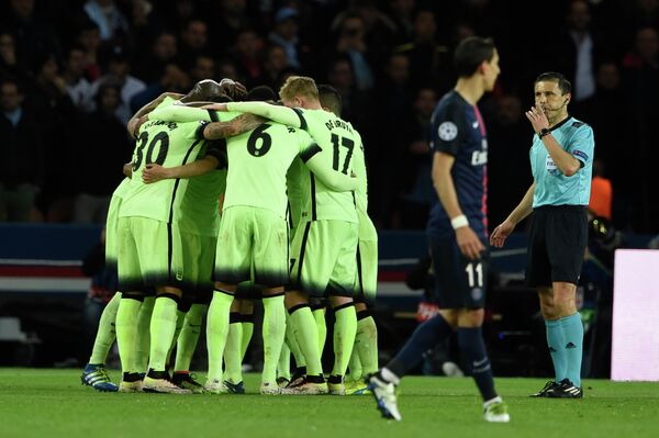 Футболисты Манчестер Сити радуются забитому мячу в ворота ПСЖ