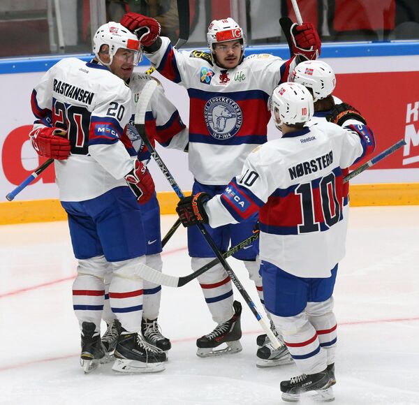 Хоккеисты сборной Норвегии радуются заброшенной шайбе