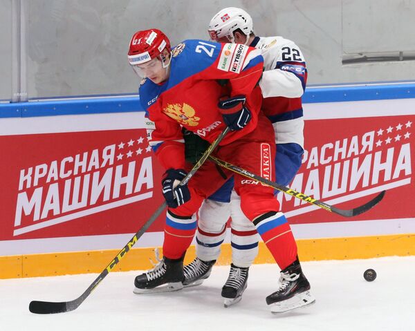 Защитник сборной России Виталий Меньшиков (слева) и форвард сборной Норвегии Мартин Роймарк