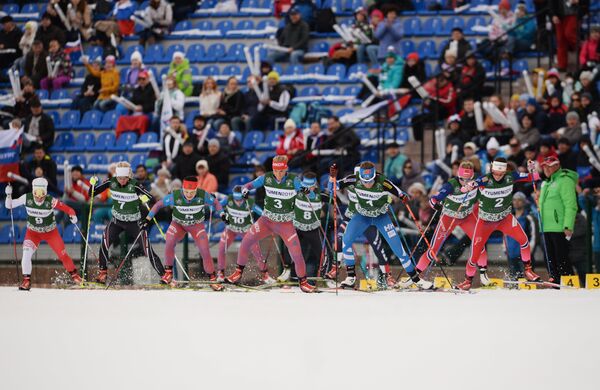 Спортсменки на дистанции масс-старта лыжниц Гонки чемпионов в Тюмени
