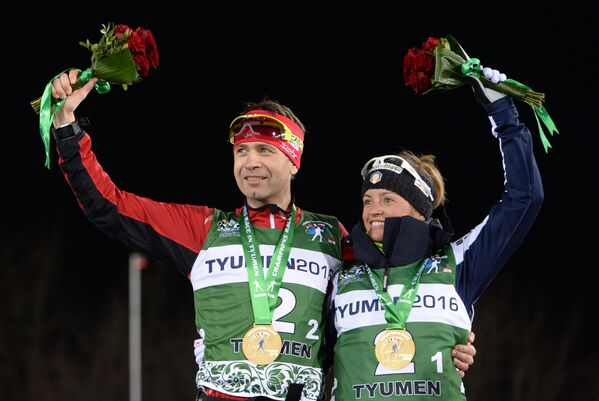 Победители смешанной эстафеты биатлонной Гонки чемпионов-2016 в Тюмени Уле Эйнар Бьёрндален (Норвегия) и Карин Оберхофер (Италия)