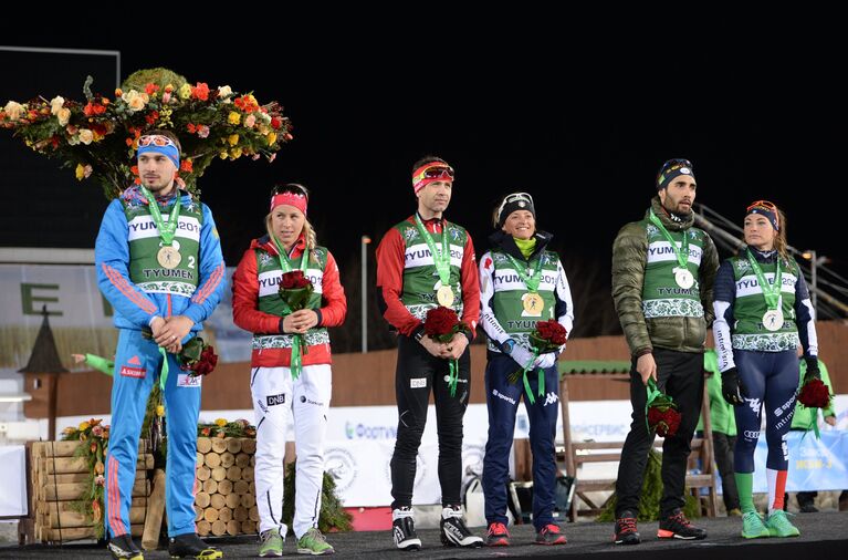 Призеры смешанной эстафеты биатлонной Гонки чемпионов-2016 в Тюмени (слева направо): Антон Шипулин (Россия) и Тириль Экхофф (Норвегия) - 3-е место, Уле Эйнар Бьёрндален (Норвегия) и Карин Оберхофер (Италия) - 1-е место, Мартен Фуркад (Франция) и Доротея Вирер (Италия) - 2-е место