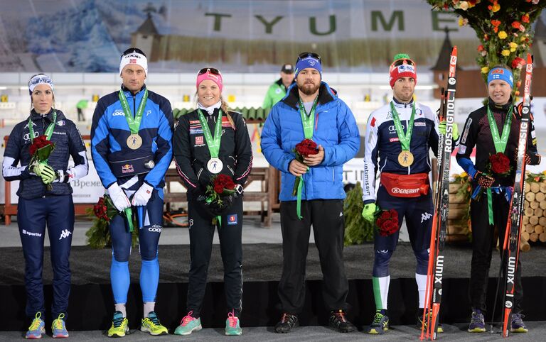 Призеры смешанной эстафеты лыжников Гонки чемпионов-2016 в Тюмени (слева направо): Илария Дебертолис (Италия) и Петтер Нортуг (Норвегия) - 3-е место, Мари Эйде (Норвегия) и Батист Гро (Франция) - 2-е место, Федерико Пеллегрино (Италия) и Кертту Нисканен (Финляндия) - 1-е место