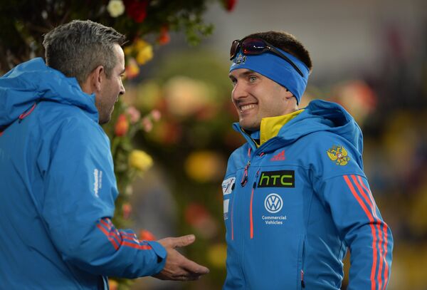 Старший тренер мужской сборной России по биатлону Рикко Гросс (слева) и российский биатлонист Евгений Гараничев
