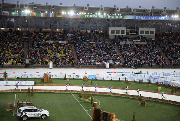 Биатлонисты на дистанции смешанной мужской эстафеты во время международных соревнований по биатлону и лыжным гонкам приз губернатора Тюменской области