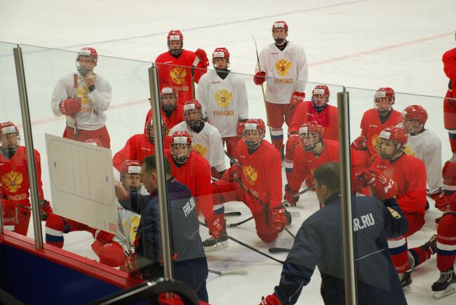 Хоккеисты юниорской сборной России (до 17 лет) на тренировке