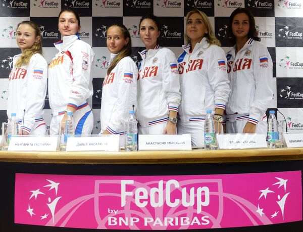 Анастасия Мыскина (третья справа) и игроки женской сборной России по теннису
