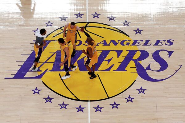 Баскетболисты Лос-Анджелес Лейкерс во время последнего матча в карьере Кобе Брайанта