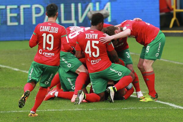 Игроки ФК Локомотив радуются забитому голу