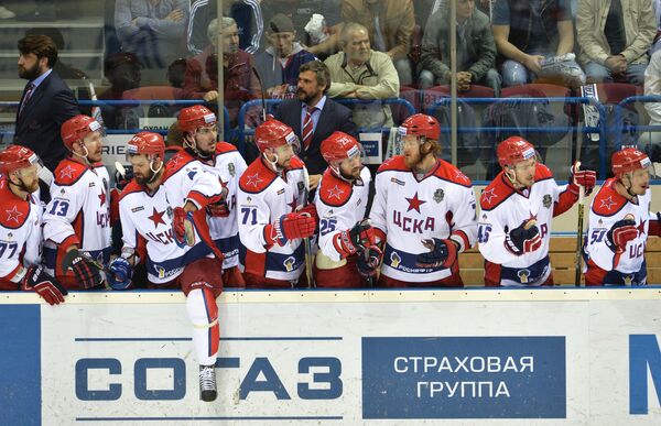 Хоккеисты ЦСКА (на первом плане) и главный тренер ЦСКА Дмитрий Квартальнов (в центре на втором плане)