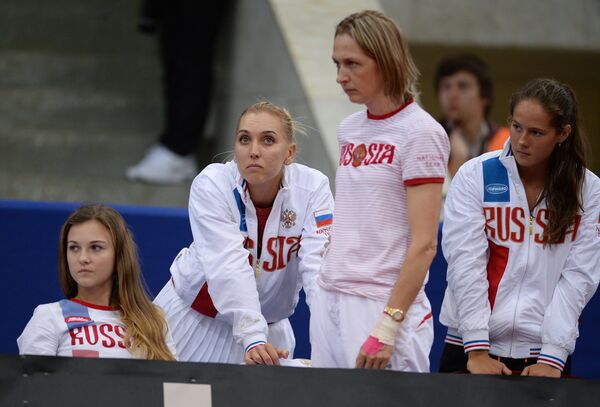 Теннисистки сборной России по теннису Анна Каминская, Елена Веснина (слева направо) и Дарья Касаткина (справа)