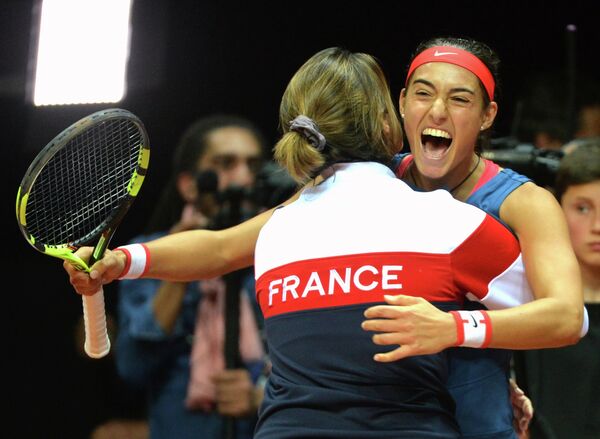 Капитан женской сборной Франции по теннису Амели Моресмо и Каролин Гарсия (слева направо)