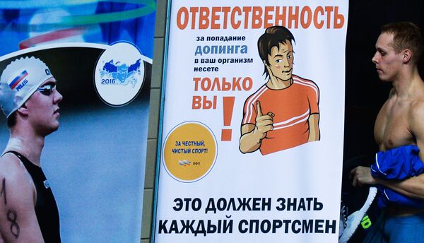 Баннер, посвященный борьбе с допингом, на чемпионате России по плаванию в Москве