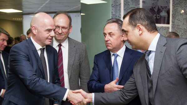 Президент ФИФА Джанни Инфантино (слева) и президент АМФР Эмиль Алиев (справа)