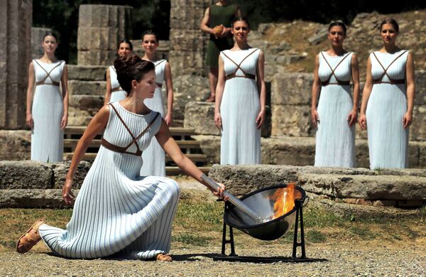 Греческая актриса Катерина Лехуво время церемонии репетиции зажжения олимпийского огня в Древней Олимпии