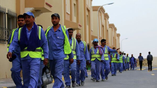 Рабочие в Катаре во время строительства стадиона к чемпионата мира по футболу 2022 года