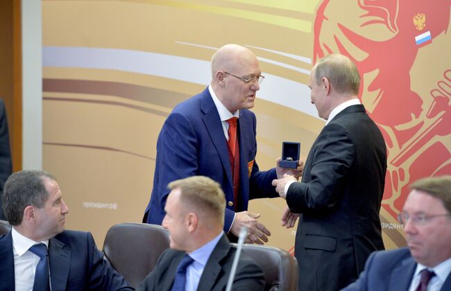 Владимир Путин (справа на втором плане) и Владимир Петров (слева на втором плане)