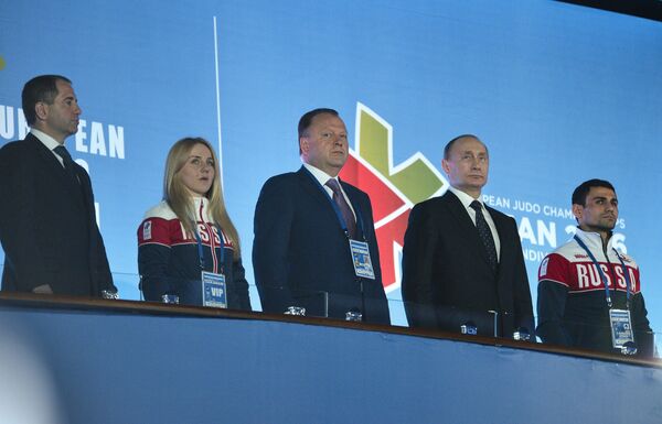 Владимир Путин (второй справа)