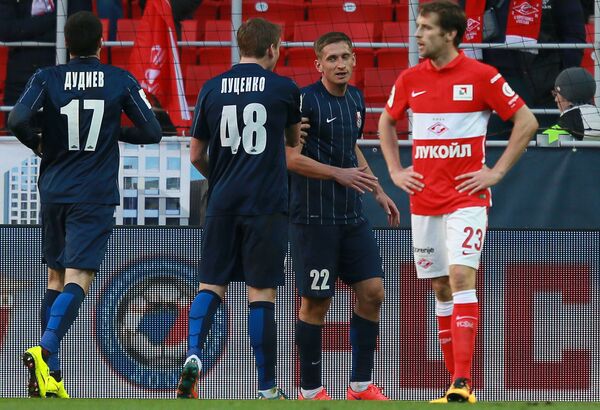 Игрок ФК Мордовия Аслан Дудиев, Евгений Луценко, Сергей Самодин (слева направо) радуются забитому голу